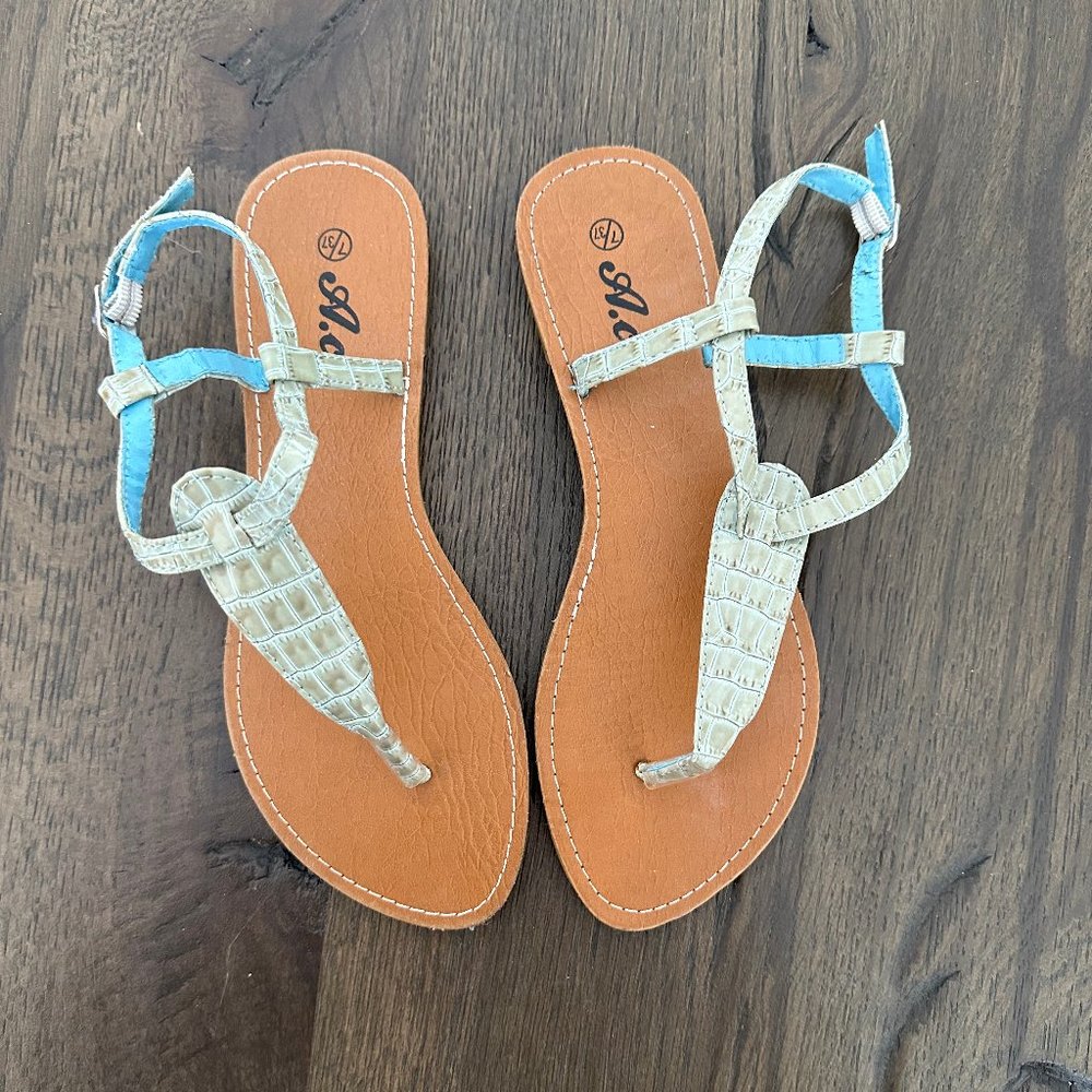 Sandals with blue accent